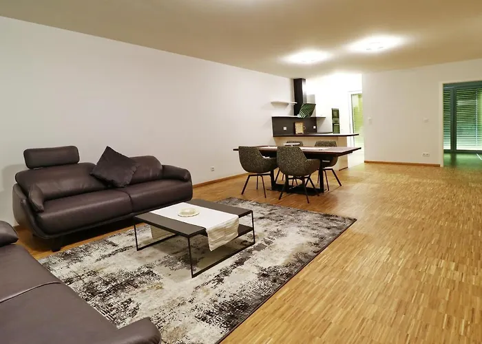 Threeland Петанж