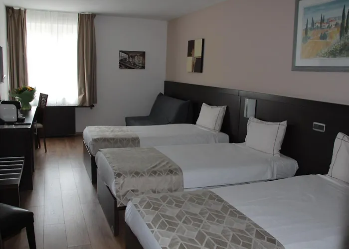 Отель Threeland Петанж