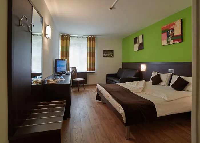 Отель Threeland Петанж